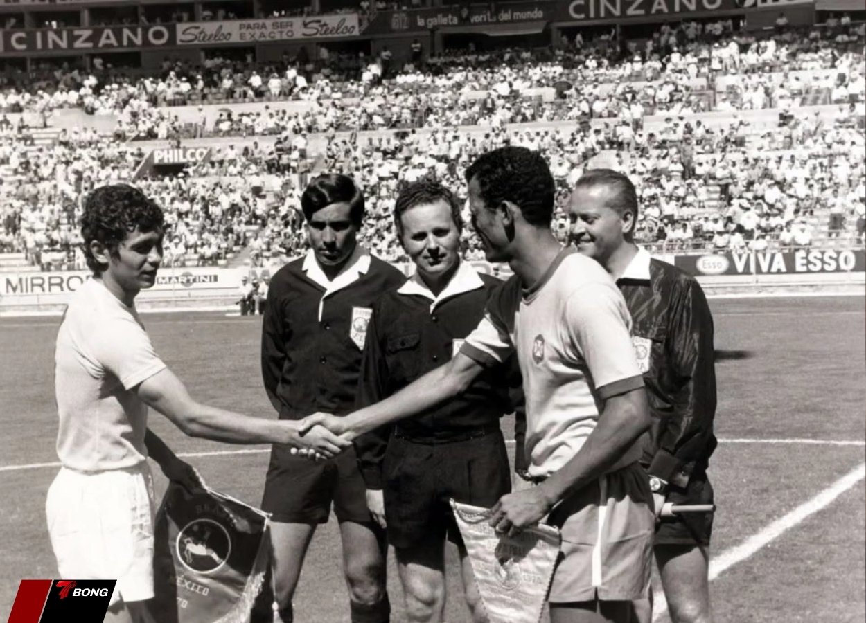 Lucescu (trái) là đội trường của Romania thi đấu ở World Cup 1970